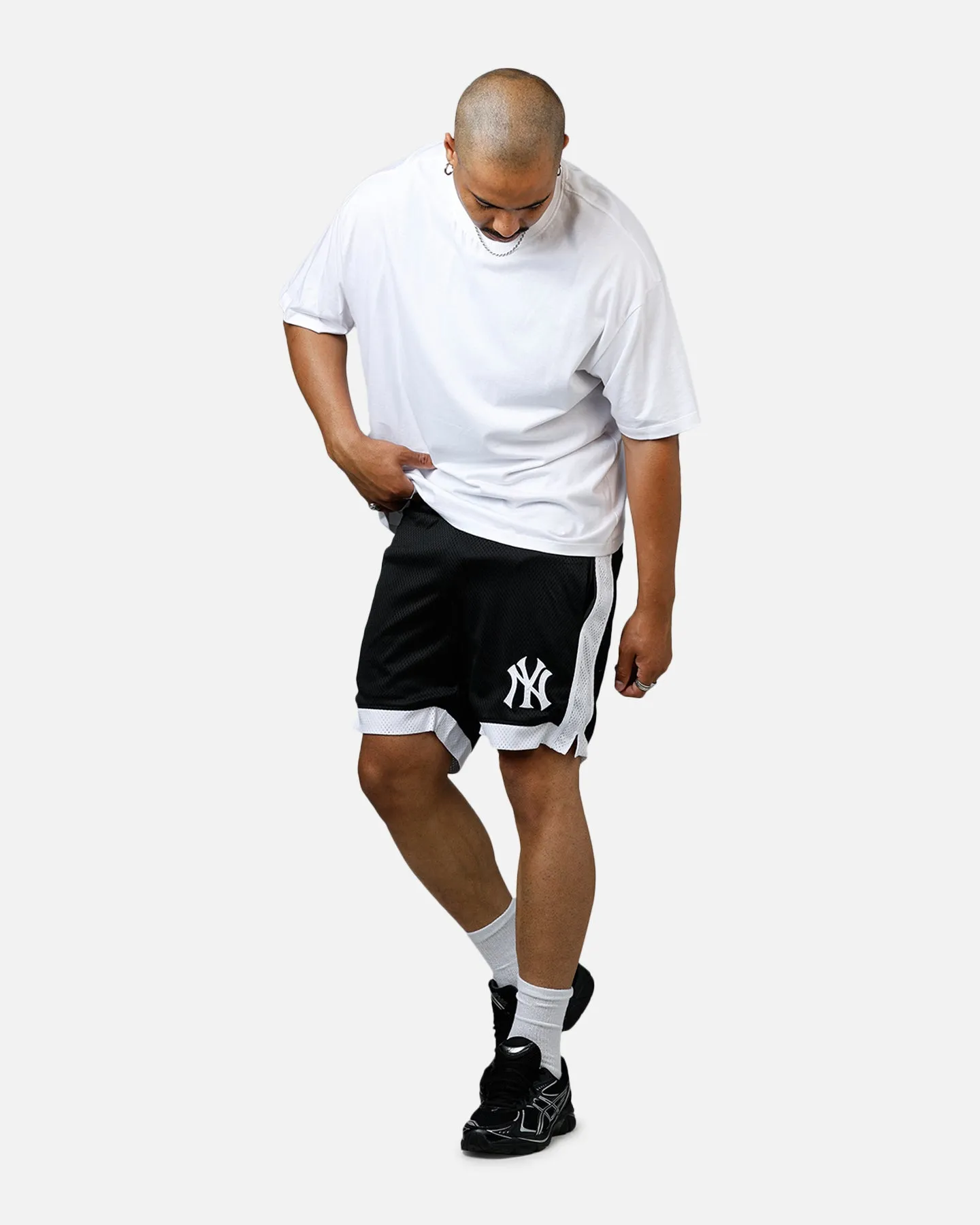 New Era New York Yankees Sport Class Shorts Black/White Comfortable Waistband