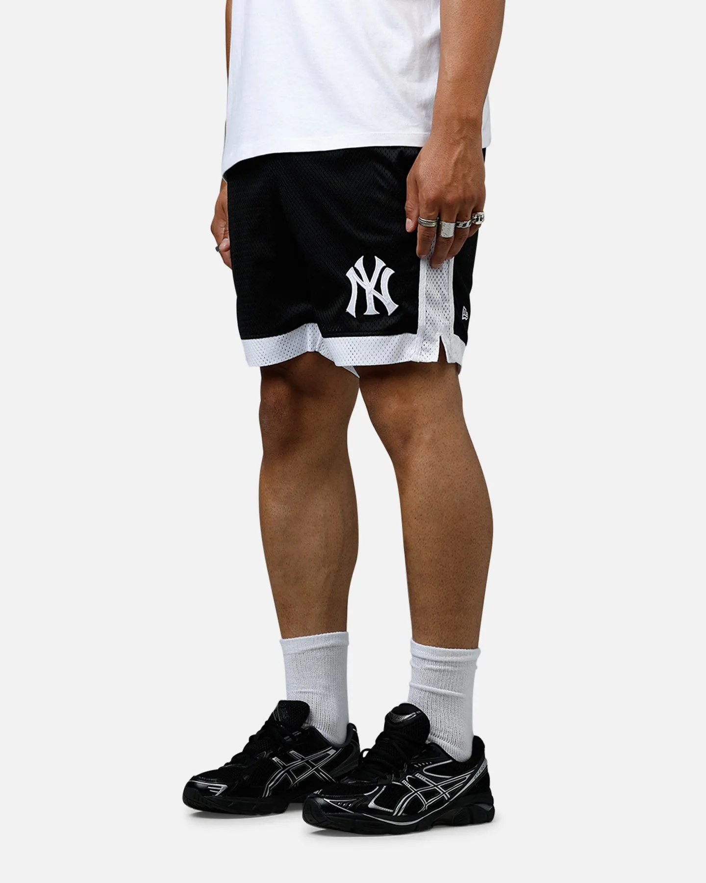 New Era New York Yankees Sport Class Shorts Black/White Multi Pocket Functionality