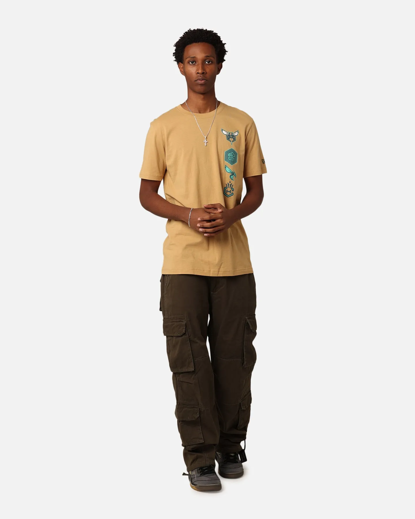 New Era Charlotte Hornets City Edition '23 T-Shirt Medium Beige DoubleLayeredCollar Cozy And Stylish