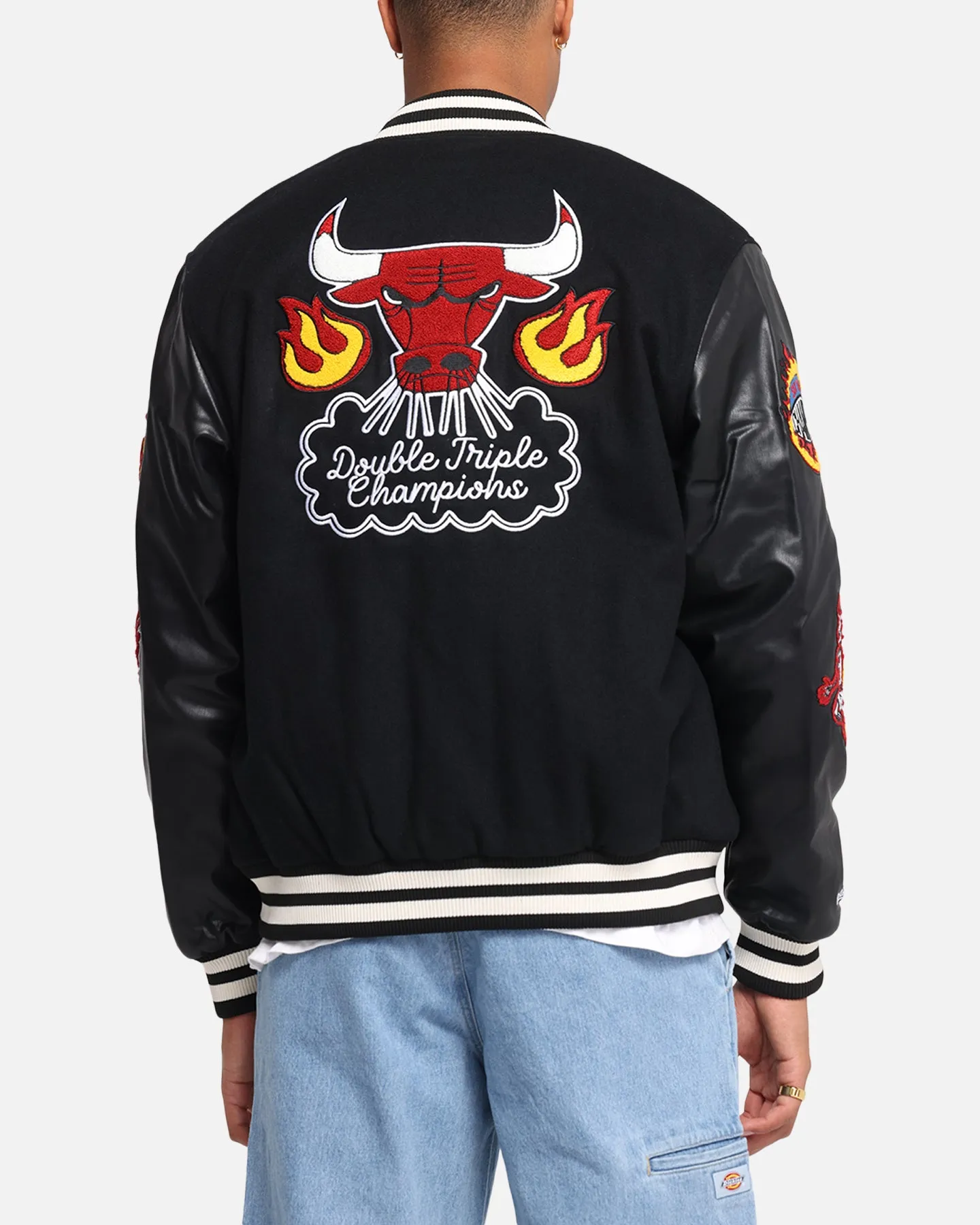 Mitchell & Ness Chicago Bulls Ignite Champions Varsity Jacket Black everyday staple Nail-clipper