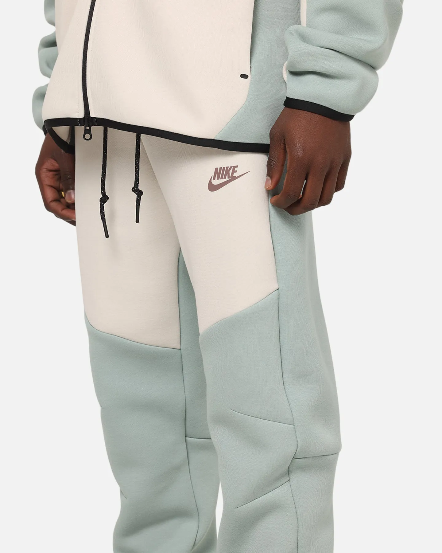 Nike Sportswear Tech Fleece Joggers Dusty Sage BreathableMaterial Packable design