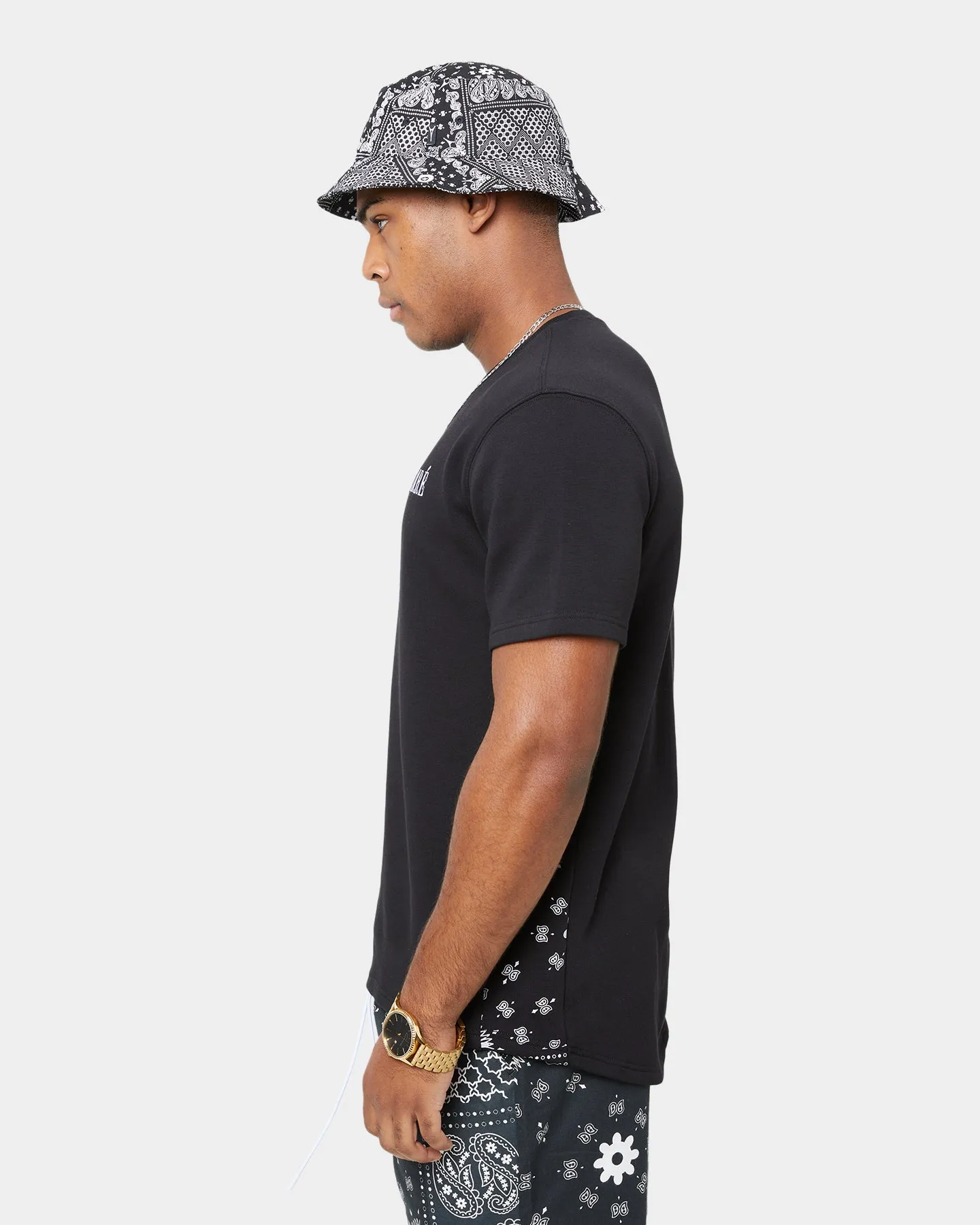 Ribbed Collar Design Carr?? BU Panel MTN Droptail Short Sleeve T-Shirt Black