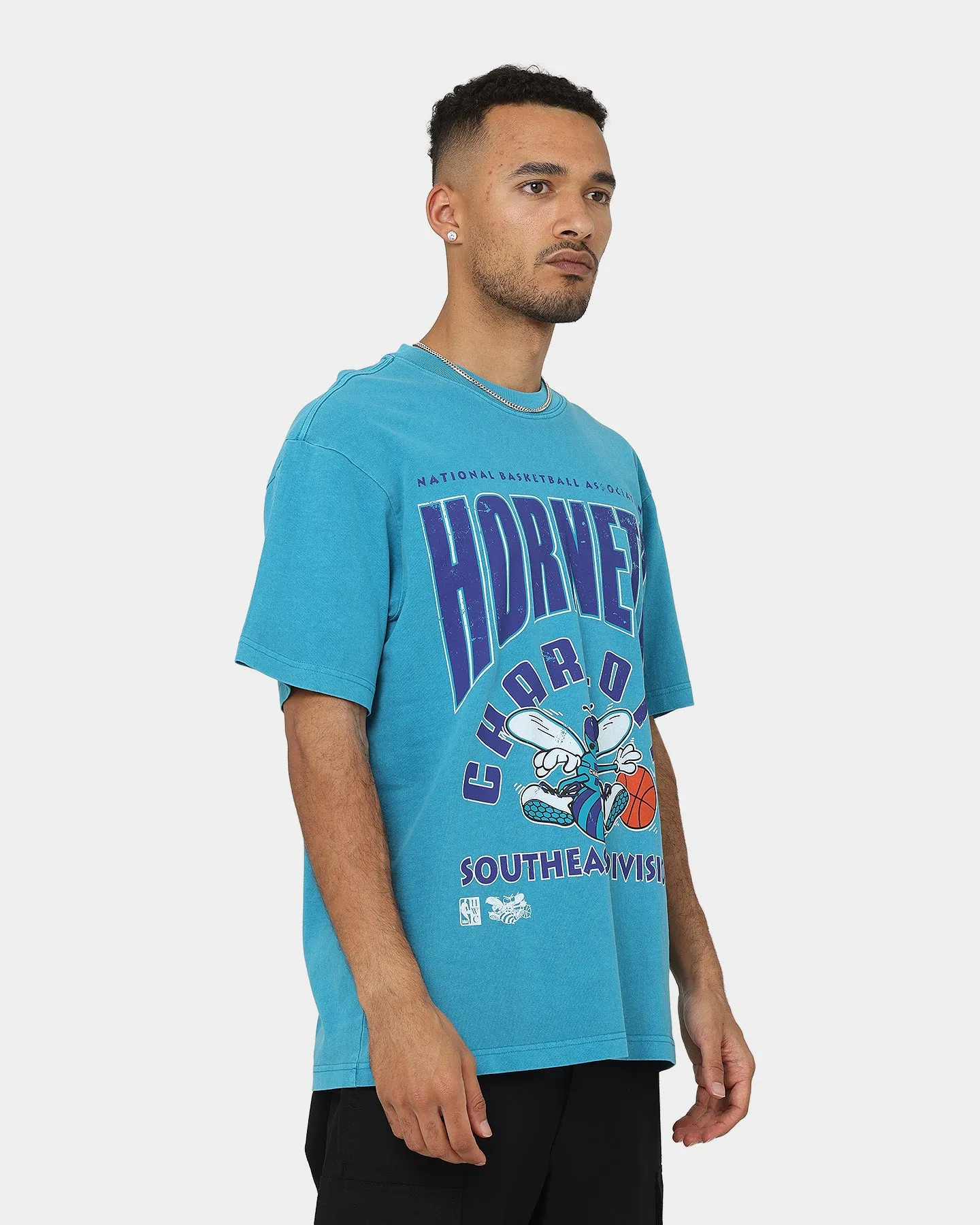 Basic Layering Sleek Fit Mitchell & Ness Charlotte Hornets Division Arch T-Shirt Faded Teal