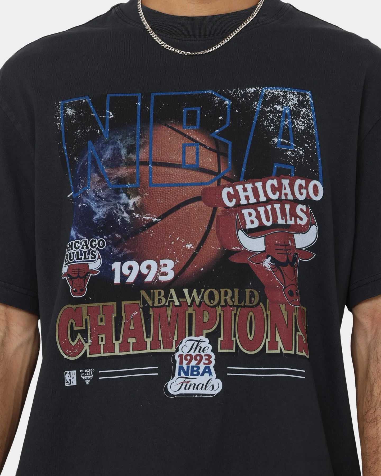 Comfy and Soft Smooth Jersey Texture Mitchell & Ness Chicago Bulls 1993 Champions T-Shirt Faded Black
