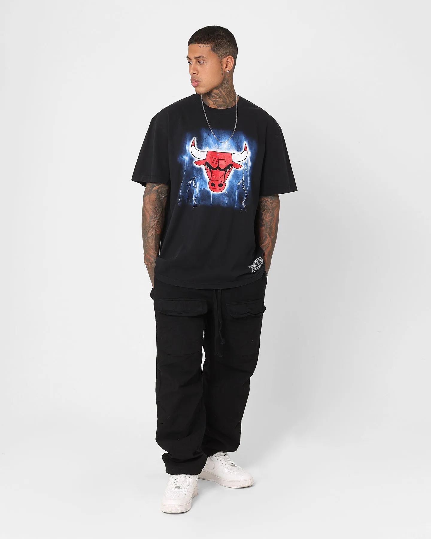 Versatile Option Mitchell & Ness Chicago Bulls Logo Lightning T-Shirt Black
