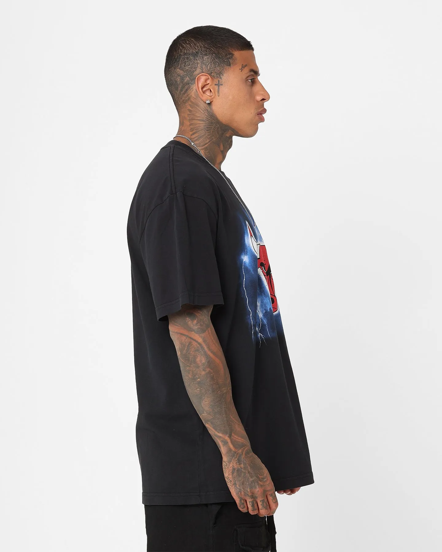 LayeredSleeveConstruction SkinFriendlyFibers Mitchell & Ness Chicago Bulls Logo Lightning T-Shirt Black