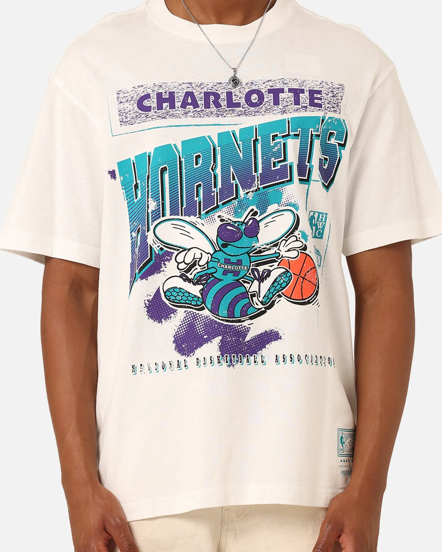 Mitchell & Ness Charlotte Hornets Brush Off 2.0 T-Shirt Vintage White Low Impact Dye Casual Chic Look