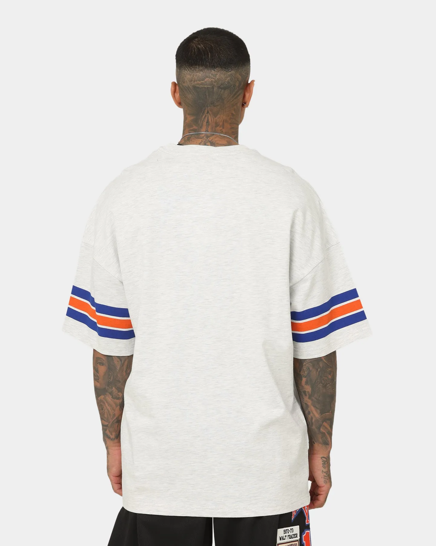 Stylish Outfit Mitchell & Ness New York Knicks Conference T-Shirt Silver Marle