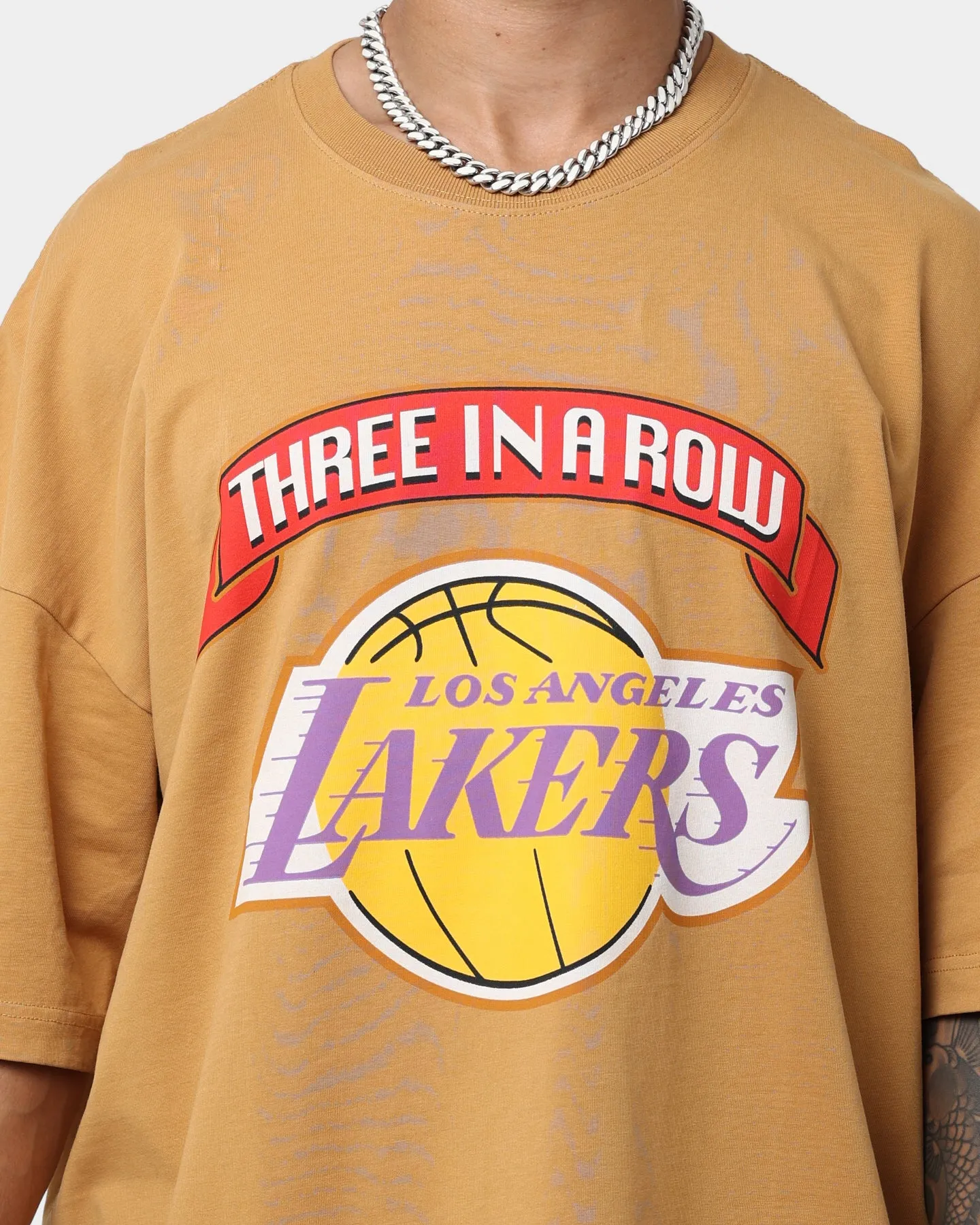 Comfy Vibes Mitchell & Ness Los Angeles Lakers 3-Peat T-Shirt Bone Brown