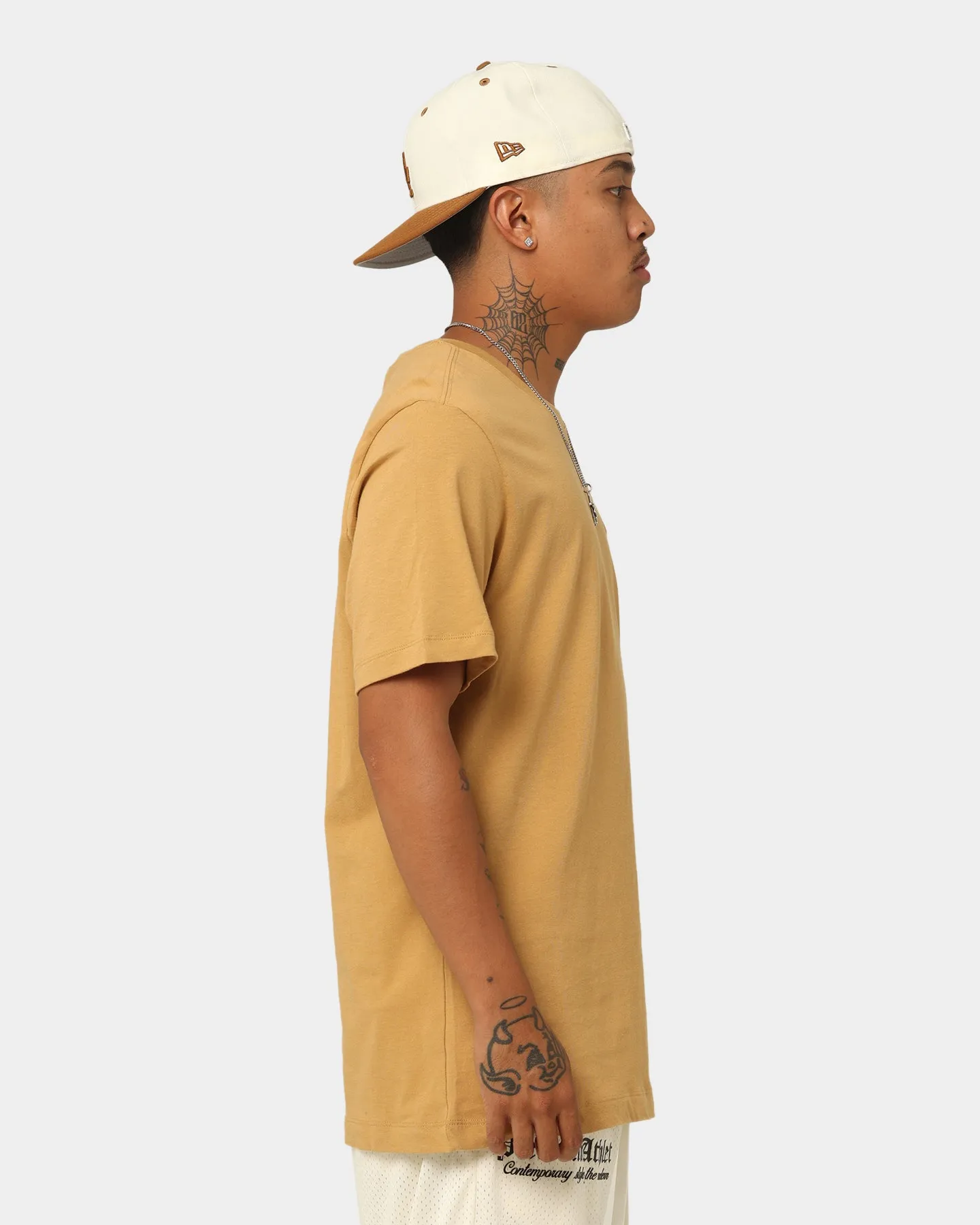 V neck quick-drying Nike Nike Sportswear Club T-Shirt Elemental Gold