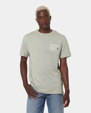 Tommy Jeans TJM Tommy Text T-Shirt Faded Willow Sporty Layer Look suitable for all genders