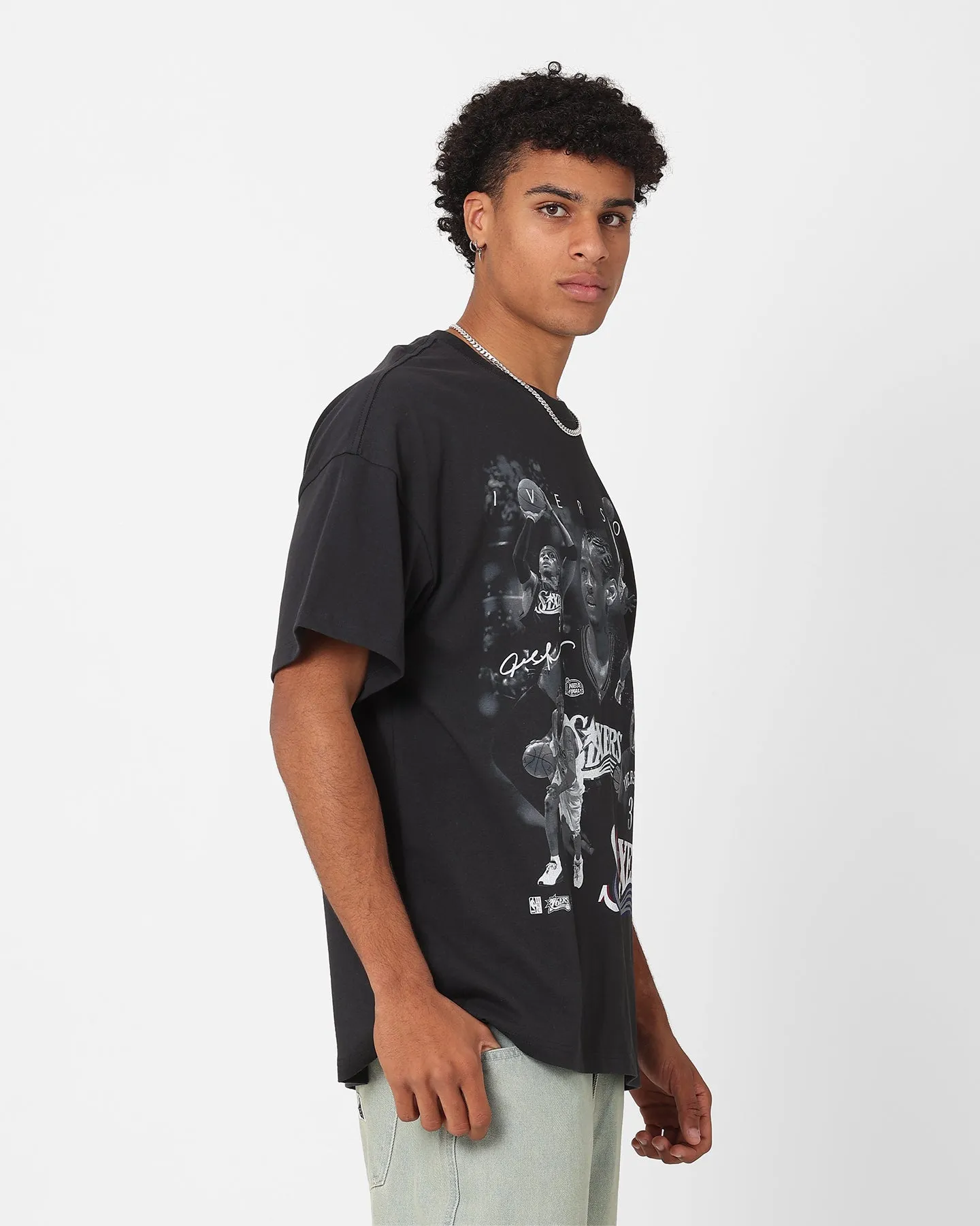 Mitchell & Ness Philadelphia 76ers Allen Iverson Player Photo T-Shirt Faded Black Chic and Soft Wrinkle Resistant Finish