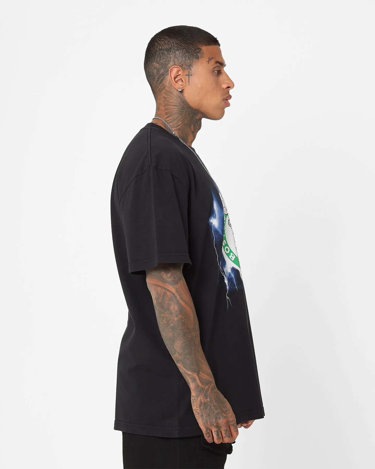 Mitchell & Ness Boston Celtics Logo Lightning T-Shirt Black Flattering Fit Street Style Trend