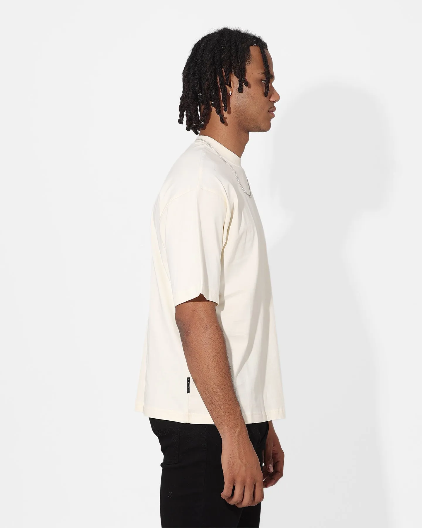 Saint Morta Dropped T-Shirt Off White Relaxed Outfit