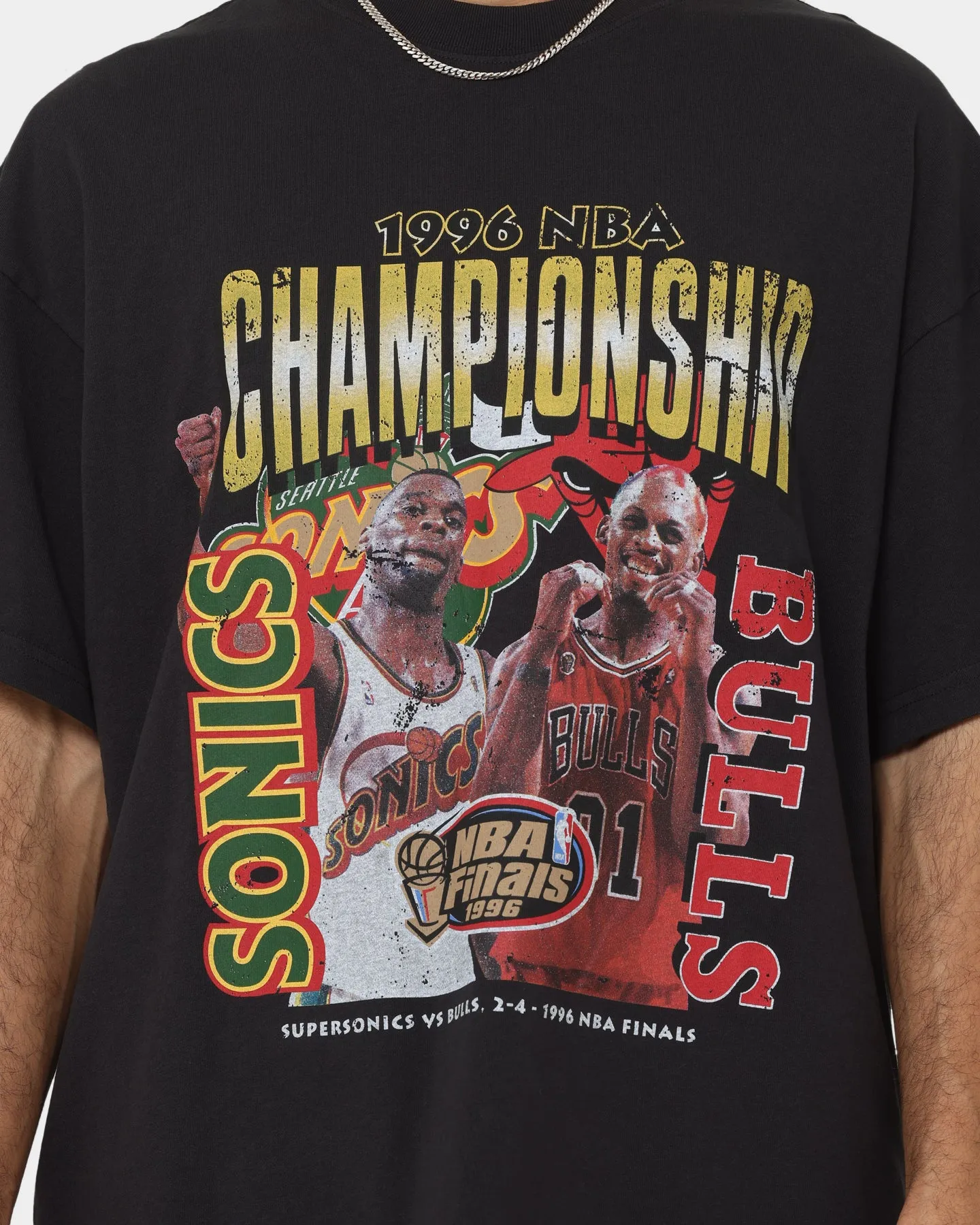 Mitchell & Ness Seattle Sonics VS Chicago Bulls 1996 Finals T-Shirt Faded Black Relaxed Outfit