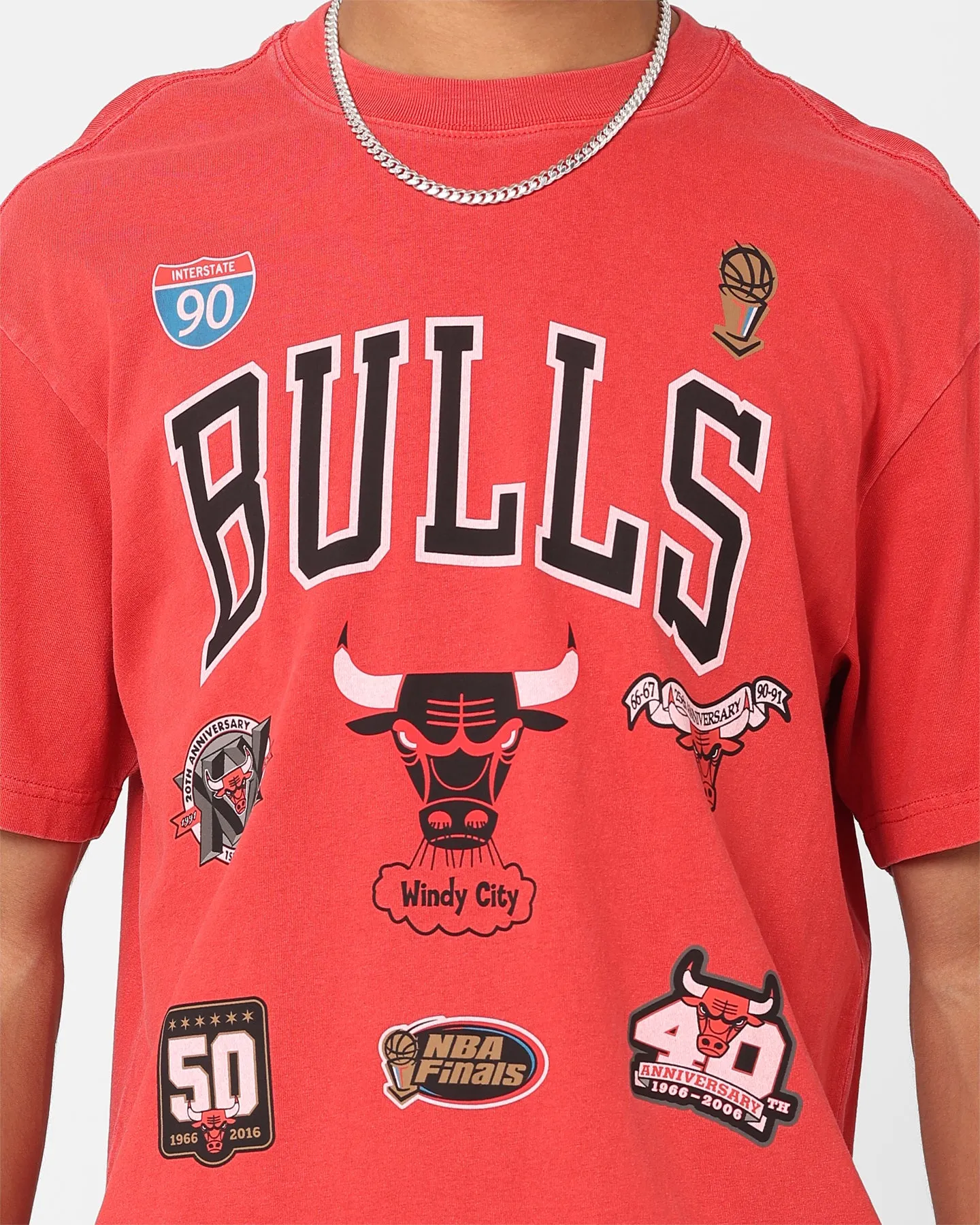 Versatile Piece Mitchell & Ness Chicago Bulls Highway Logo T-Shirt Bulls Red