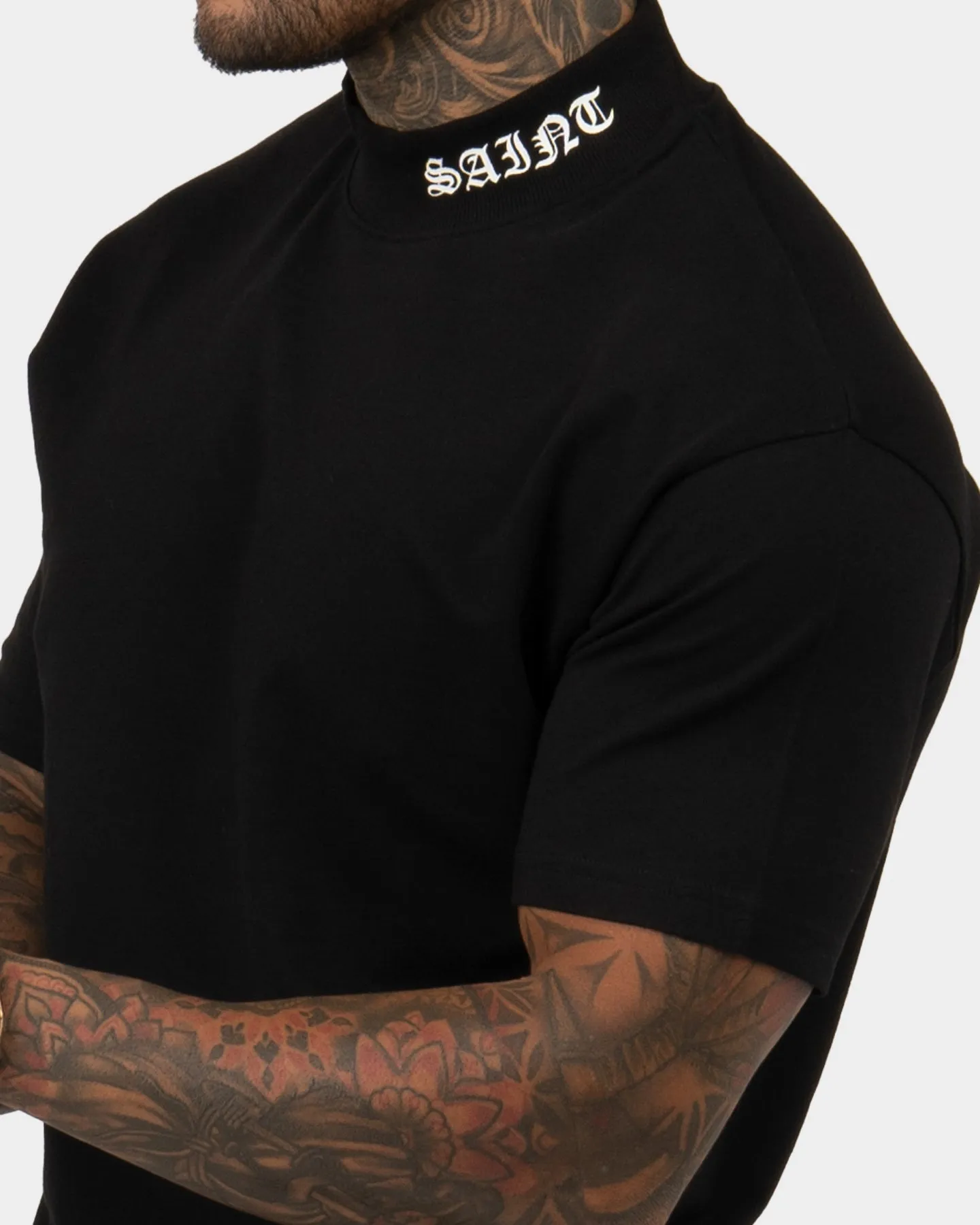 Practical Design Casual Comfort Fit Saint Morta Old English Mock Neck T-Shirt Black/White