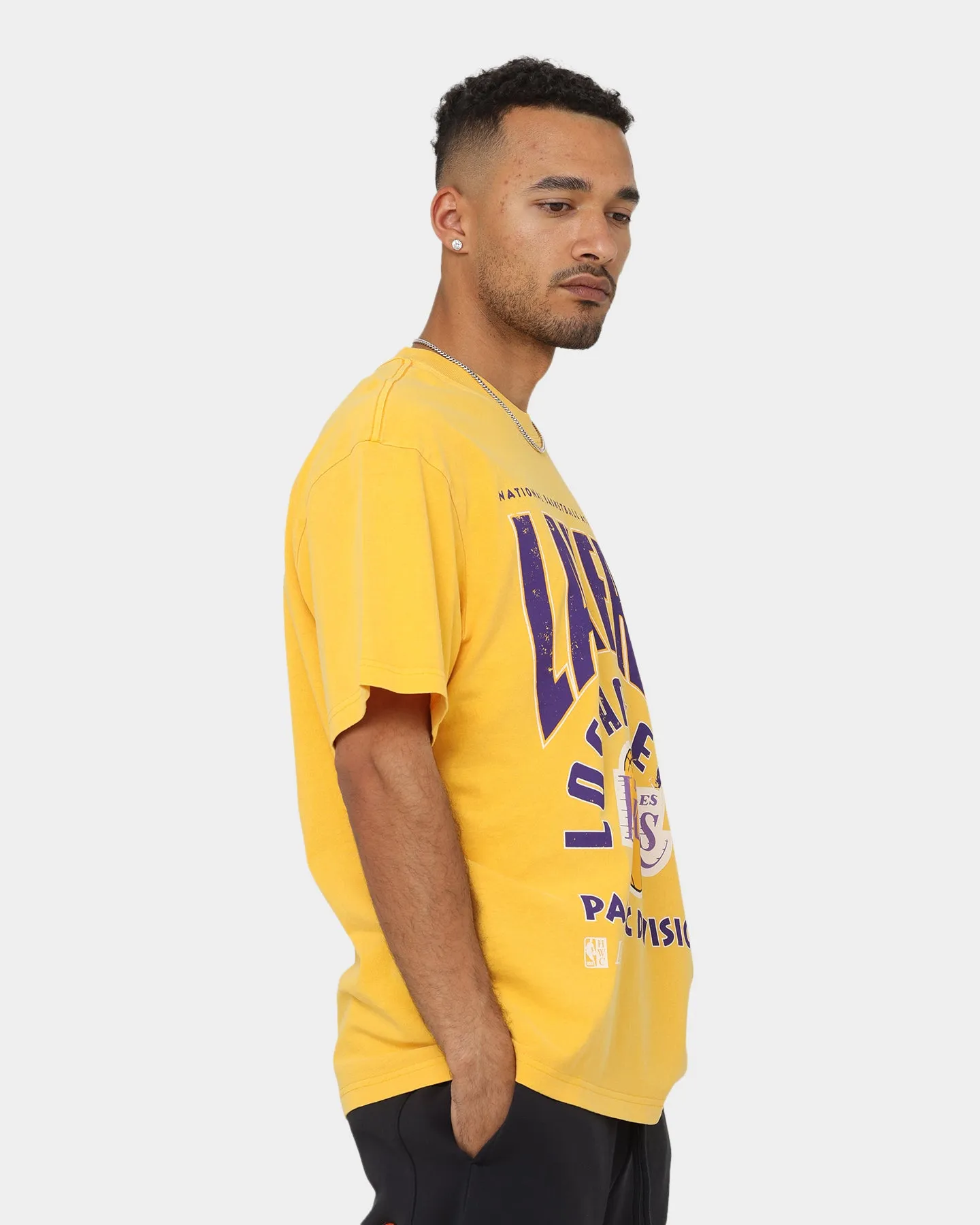 Mitchell & Ness Los Angeles Lakers Division Arch T-Shirt Faded Yellow Chic Comfort Style Cool Fit