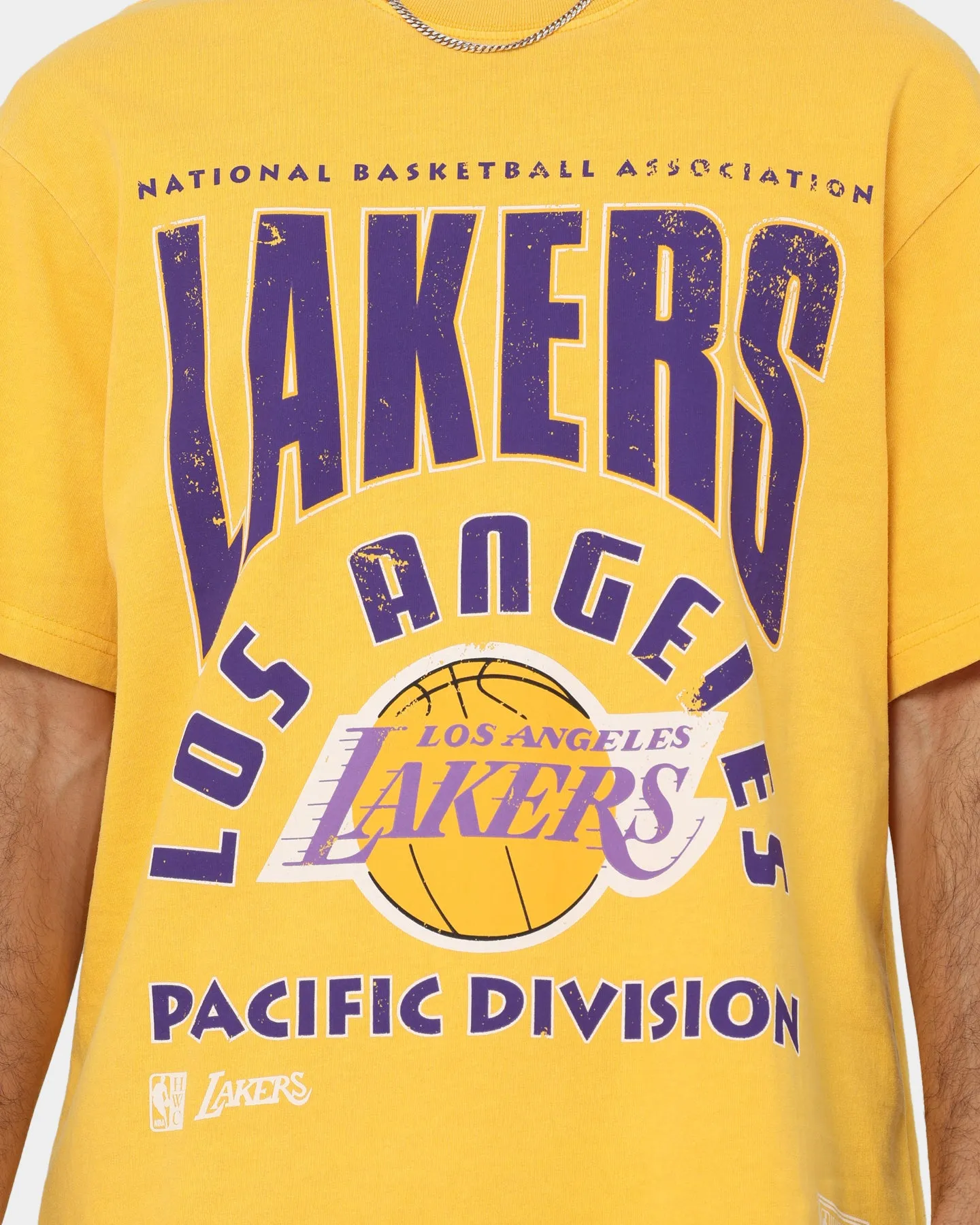 Mitchell & Ness Los Angeles Lakers Division Arch T-Shirt Faded Yellow Lightweight Comfort