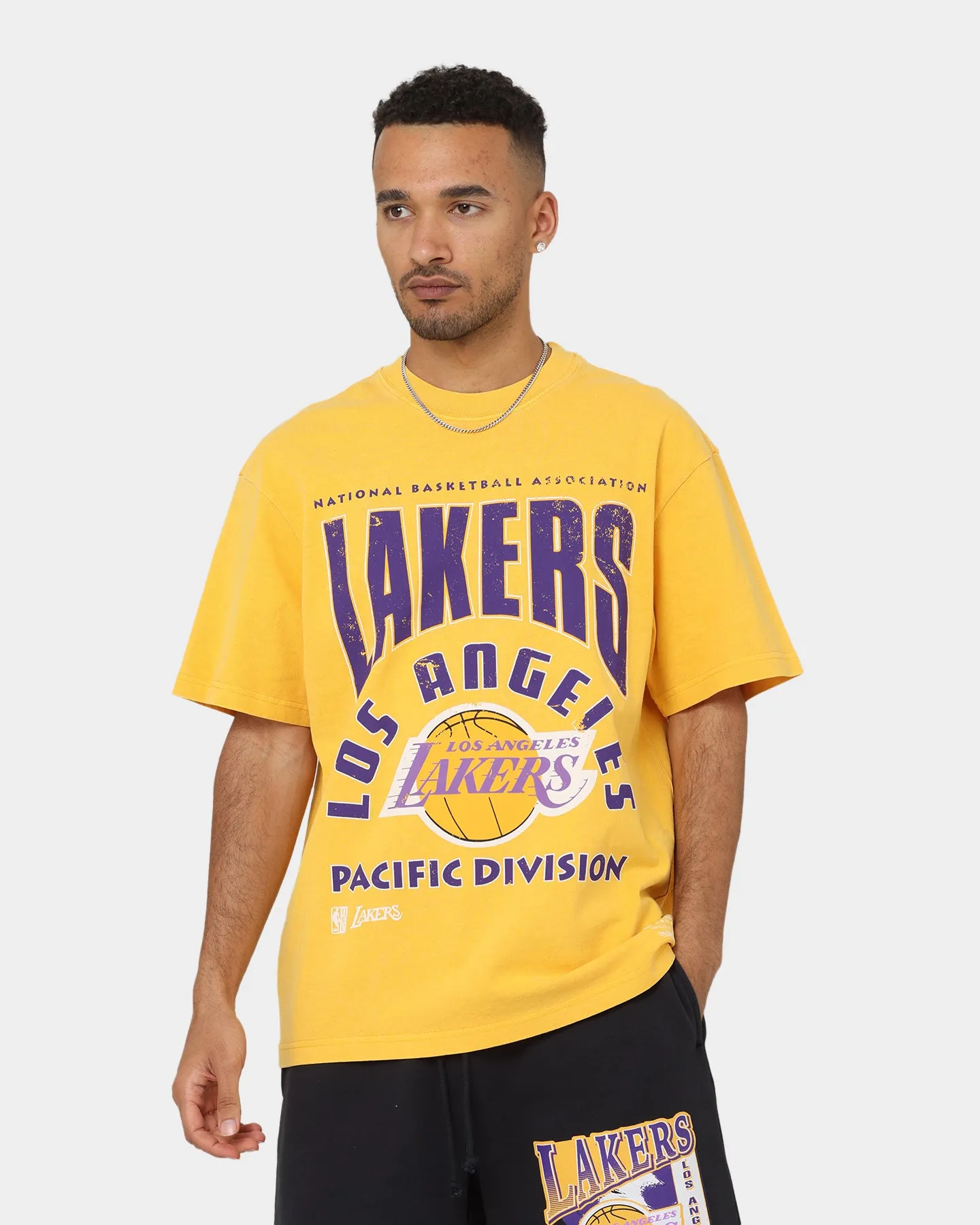 Mitchell & Ness Los Angeles Lakers Division Arch T-Shirt Faded Yellow Sleek Style Perfect for Outdoors