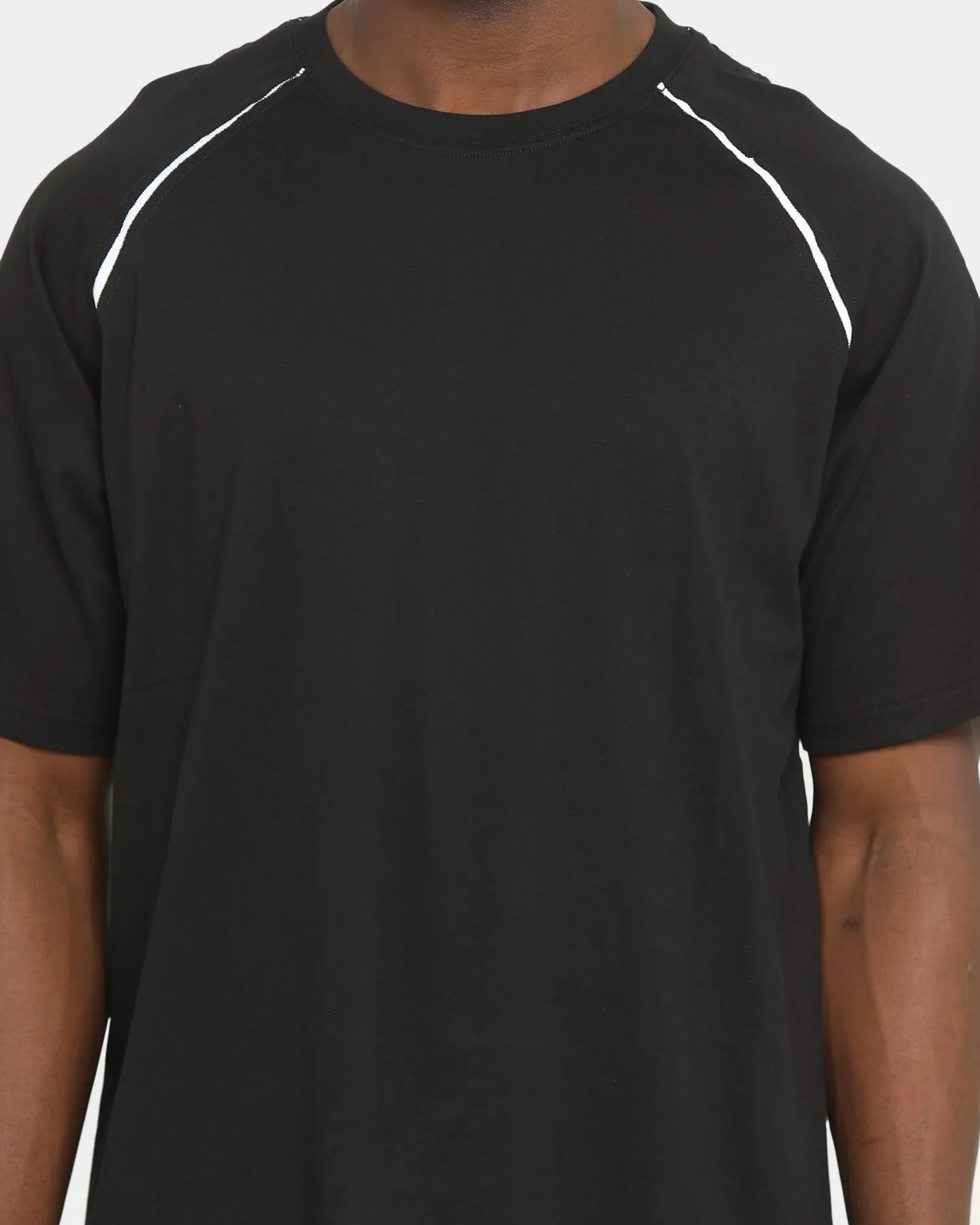 Weekend Look Light Comfort Elevn Clothing Co. Rift Raglan Short Sleeve T-Shirt Black