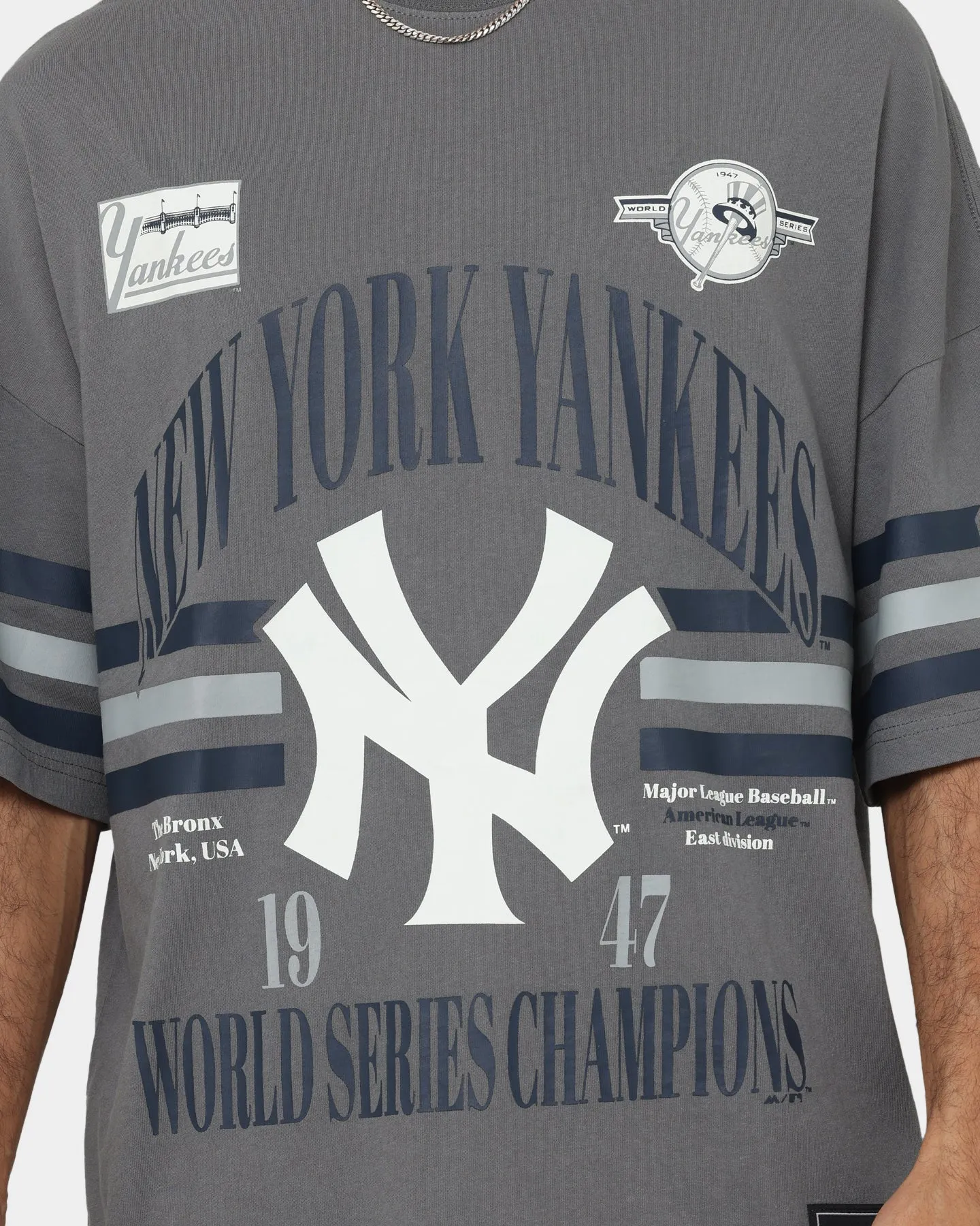 Stylish piece Travel Light Majestic Athletic New York Yankees Champion Arch Stripe Oversized T-Shirt Gunmetal Grey