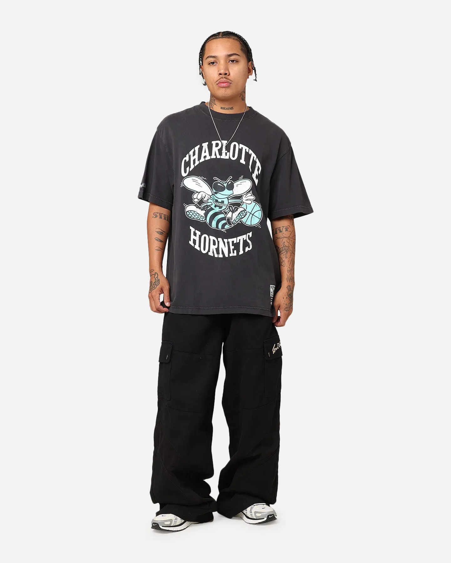 Retro Style Sporty Look Wear Mitchell & Ness Charlotte Hornets Ice Blue Logo T-Shirt Faded Black
