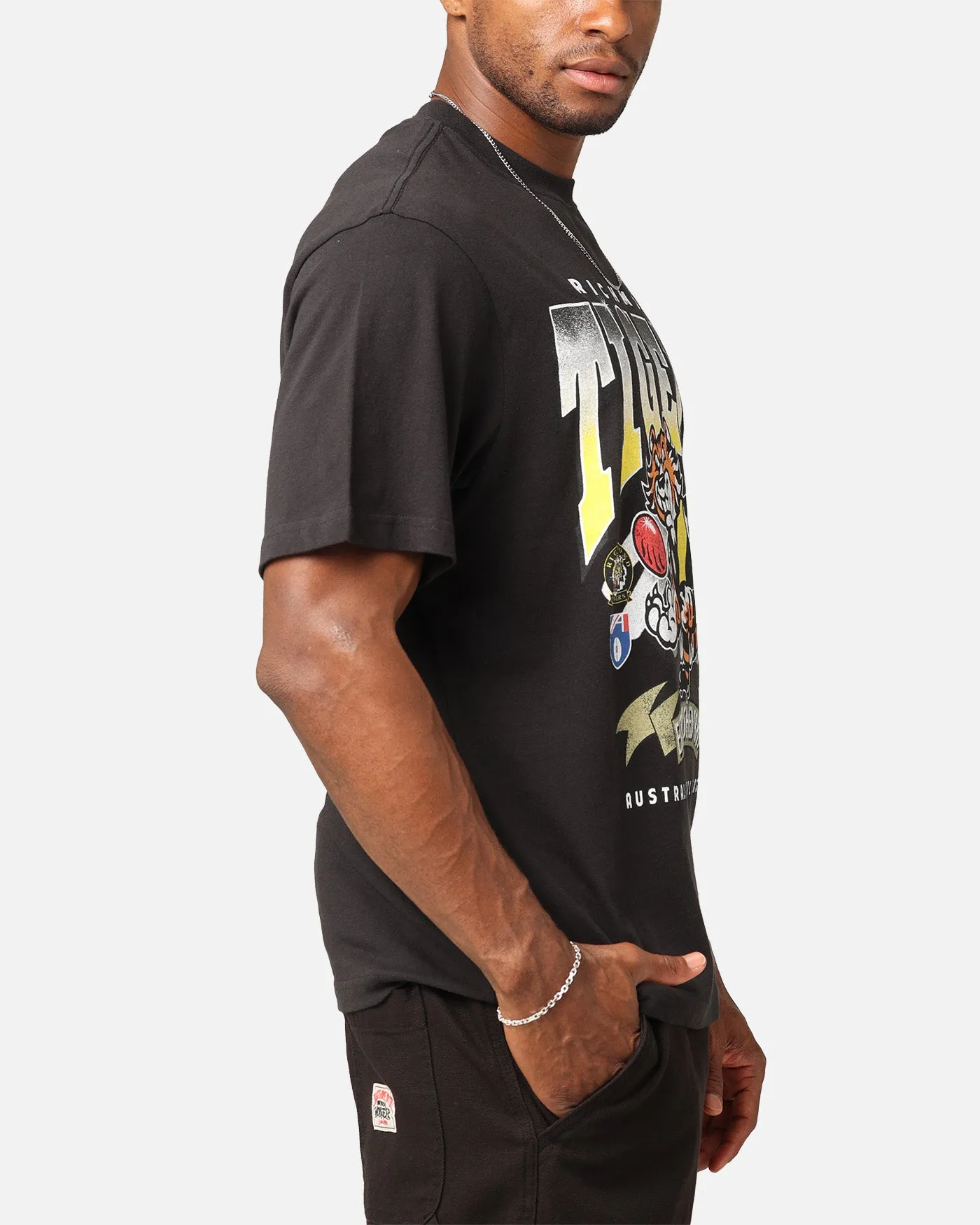 Flexible Shoulder Seams Fit For Movement Mitchell & Ness Richmond Tigers Character T-Shirt Faded Black