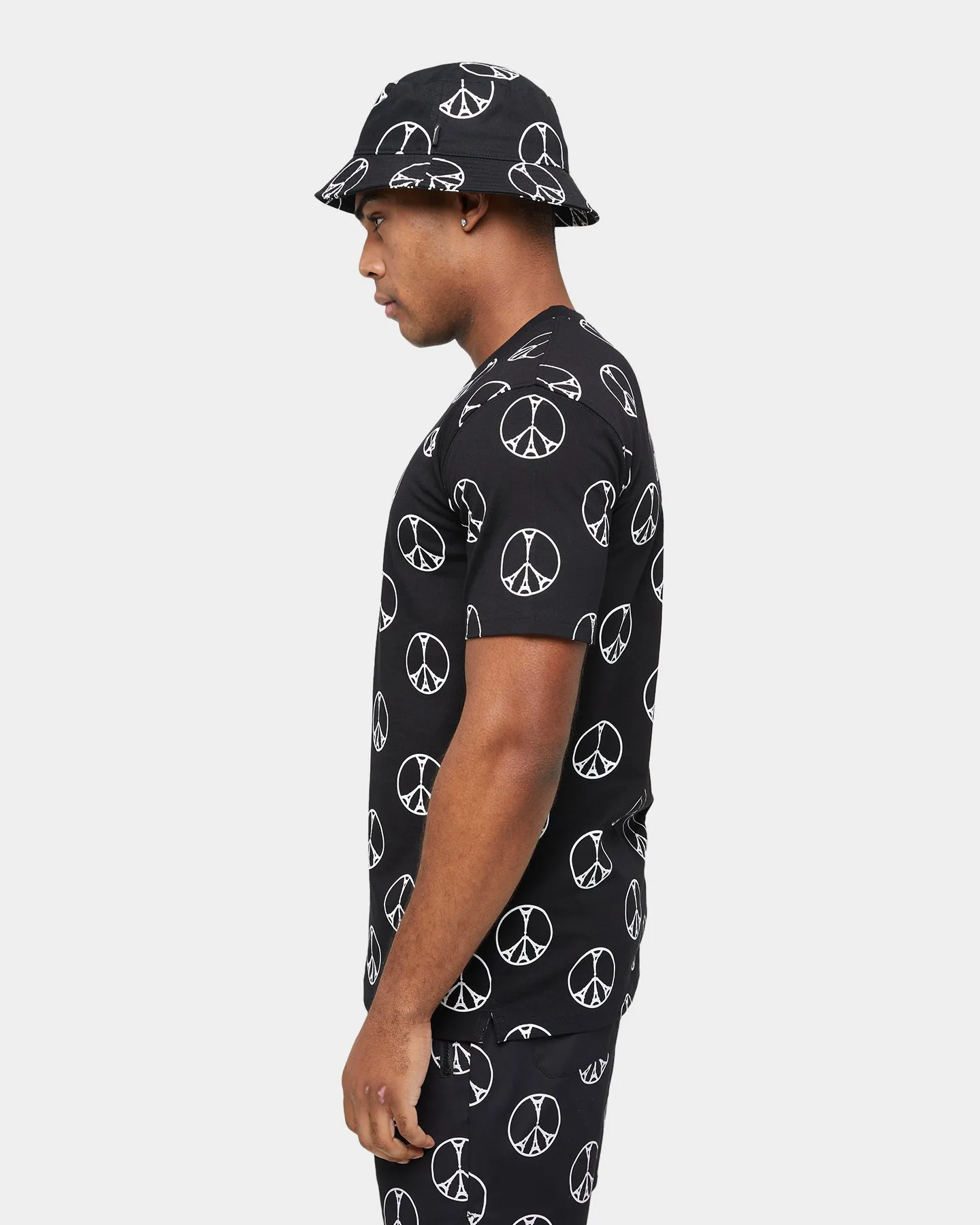 Classic Smart Fashion Ready Carre Peace All Over CLS T-Shirt Black