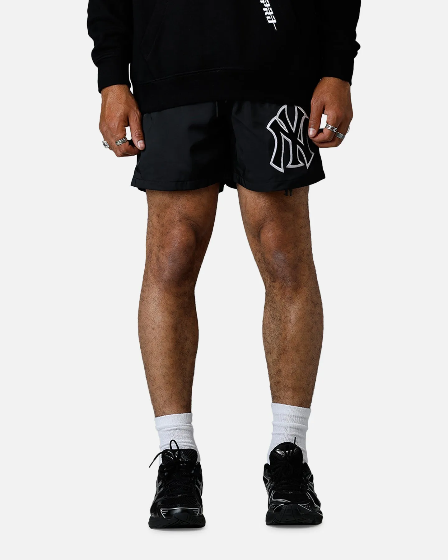 Pro Standard New York Yankees Chenille Shorts Black day trip