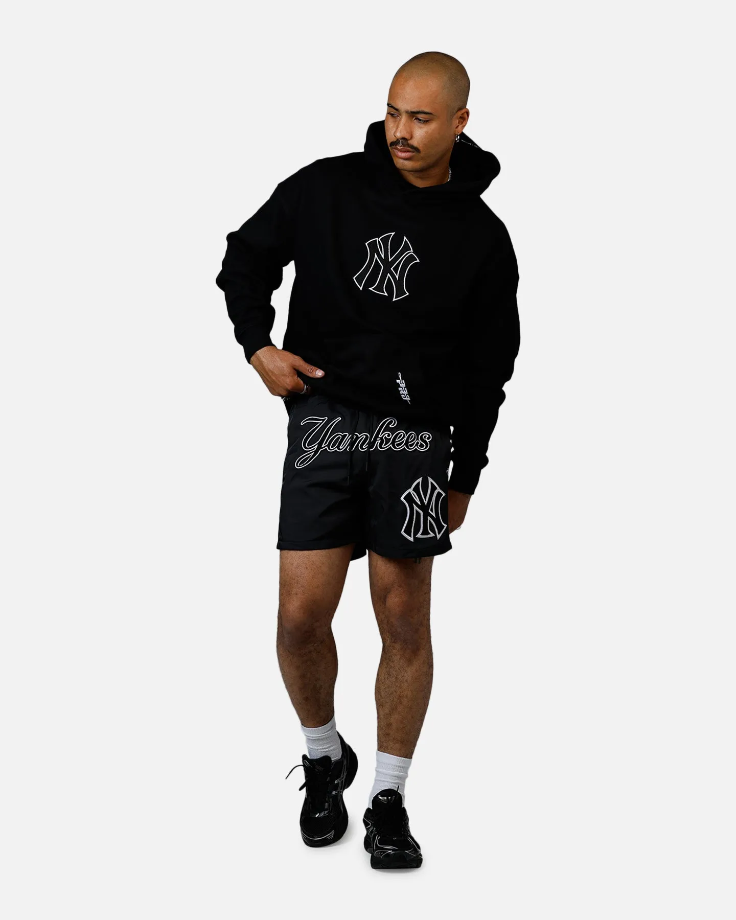 Pro Standard New York Yankees Chenille Shorts Black Rubberized Waist Grip