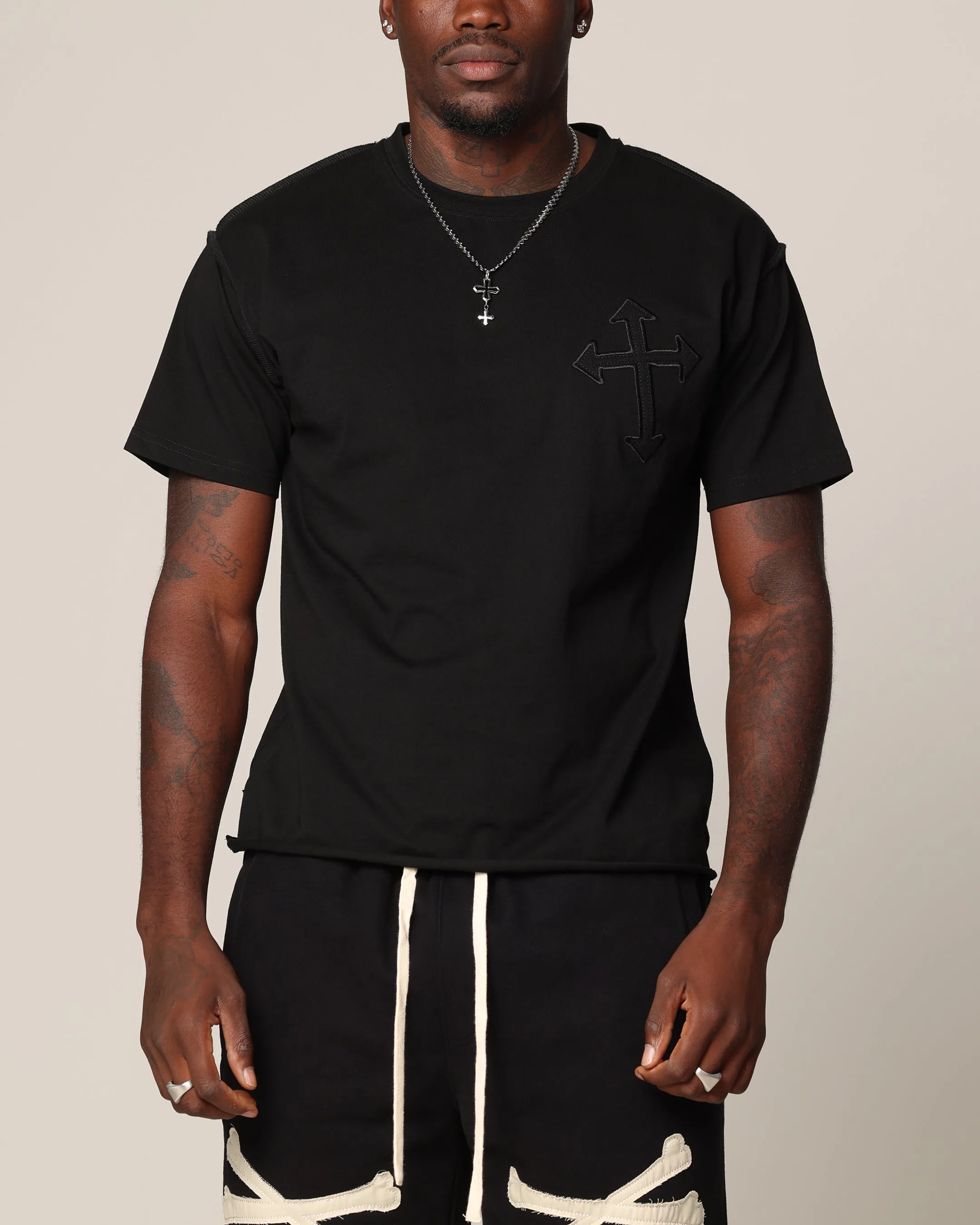 Long sleeved warmth Saint Morta Sorrows Cut T-Shirt Black