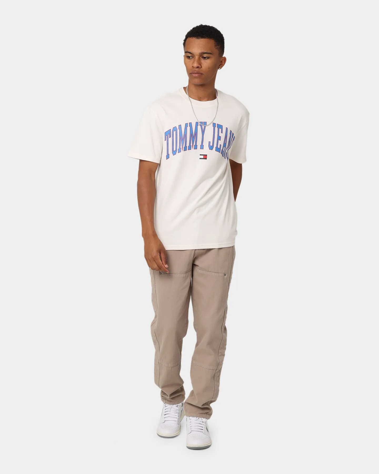 Tight fit sexiness Tommy Jeans TJM Classic Collegiate T-Shirt Ancient White
