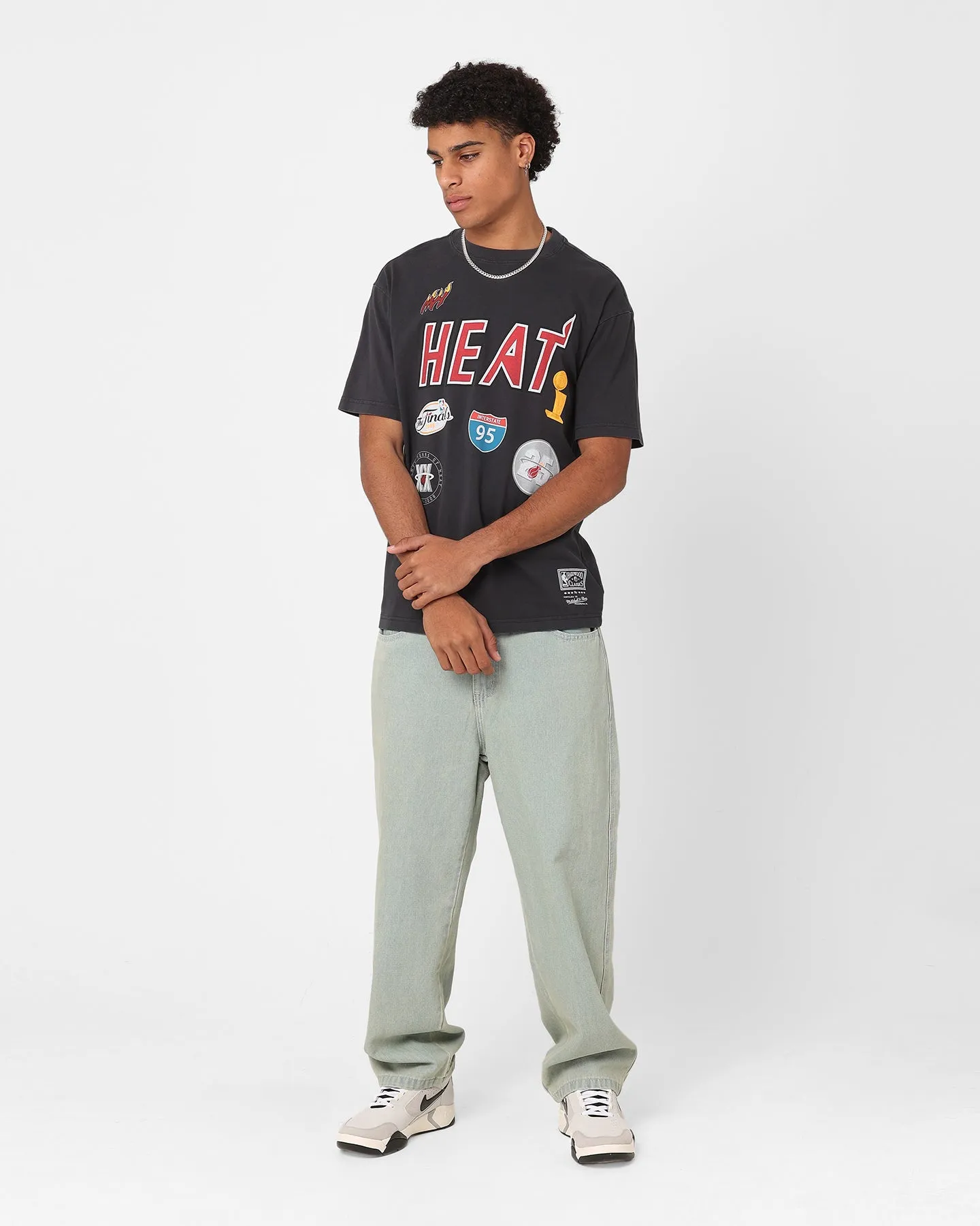 Relaxed Smart Mitchell & Ness Miami Heat Highway Logo T-Shirt Vintage Black