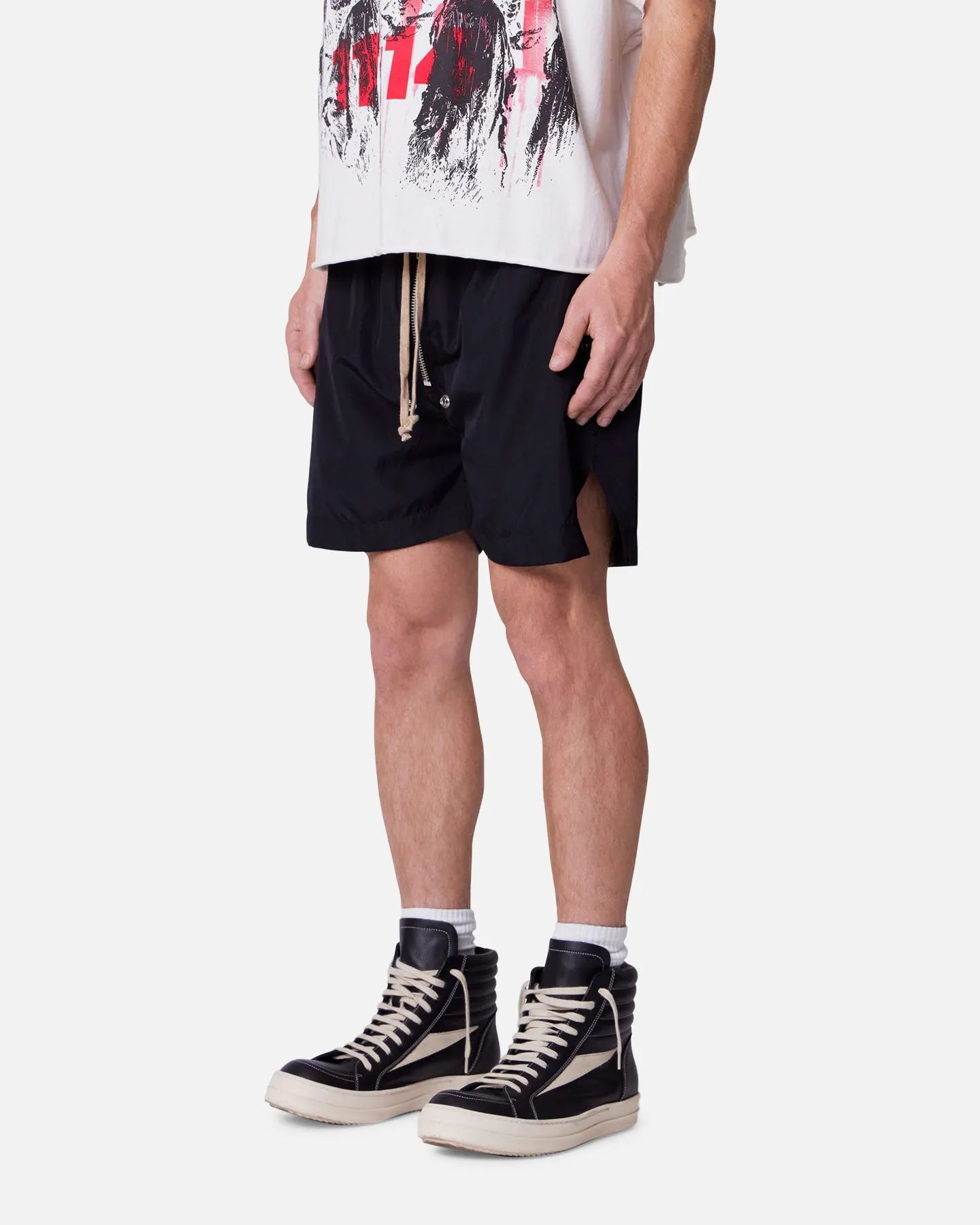Stretchy Hemline MNML Lightweight Zippered Shorts Black