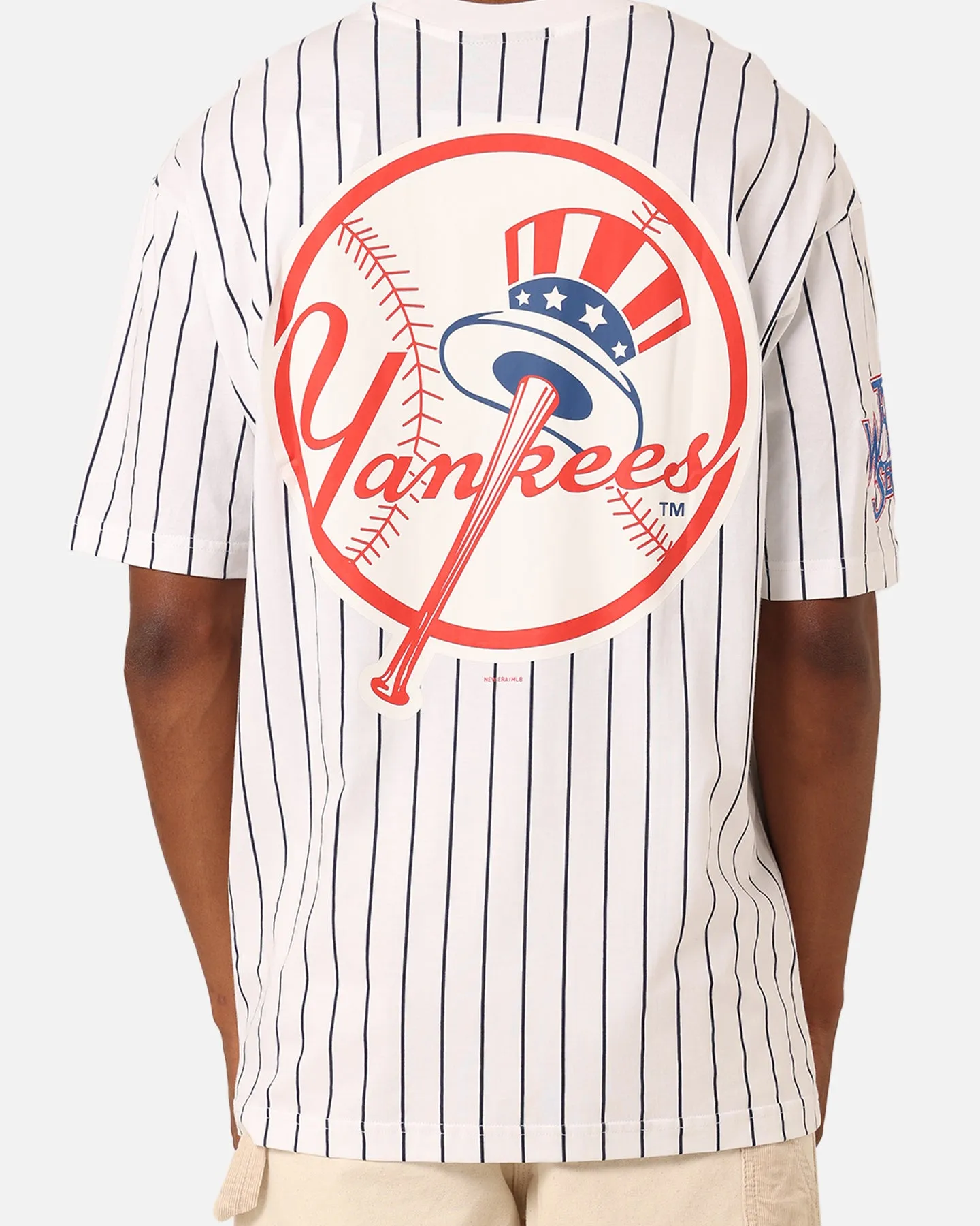 Stylish Layering New Era New York Yankees T-Shirt White Pinstripe